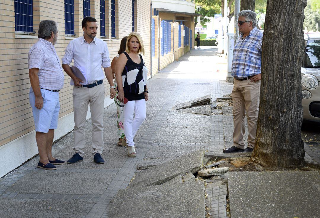 La alcaldesa de Jerez, Mamen Sánchez, acompañada del delegado de Infraestructuras, José Antonio Díaz, durante una visita al parque Iguazú