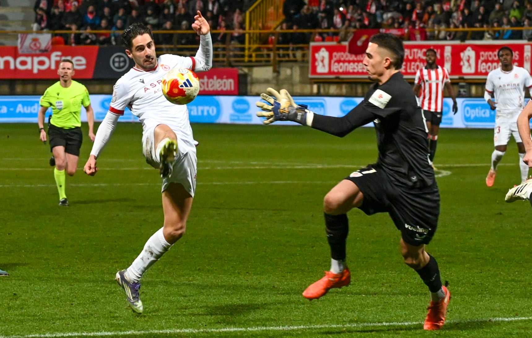 El centrocampista de la Cultural Leonesa Rubén Sobrino (i) intenta superar a Álex Padilla, guardameta del Athletic, durante el encuentro correspondiente a los octavos de final de la Copa del Rey que disputaron la Cultural Leones y Athletic Club en el estadio Reino de León