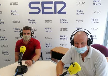 Joaquín Batanero, médico y vocal de Atención Primaria en el Sindicato Médico de Huelva y Cesar Cercadillo, sanitario y portavoz de salud en el Sindicato CSIF