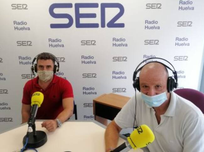 Joaquín Batanero, médico y vocal de Atención Primaria en el Sindicato Médico de Huelva y Cesar Cercadillo, sanitario y portavoz de salud en el Sindicato CSIF