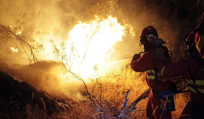 Efectivos de la UME intentan sofocar el incendio declarado en Cebreros (Ávila).