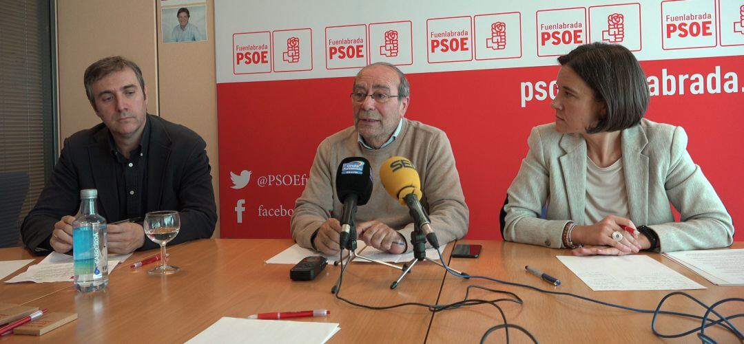 El presidente del PSOE- M y Secretario General del partido en Fuenlabrada, Manuel Robles, (en el centro) ha valorado el acuerdo de gobierno entre su partido y Unidas Podemos.