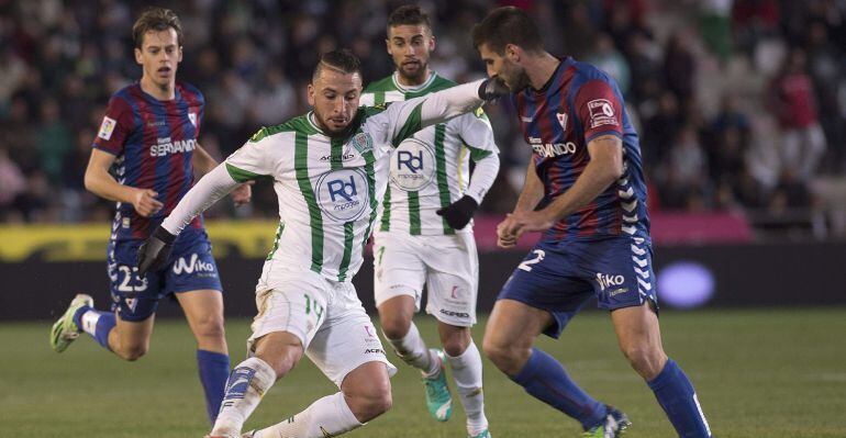GRA312. CÓRDOBA, 16/01/2015.- El delantero argenilo del Córdoba, Nabil Ghilas (i), intenta superar al defensa del Eibar, Eneko Bóveda, durante el encuentro correspondiente a la jornada 19 de primera división, que disputan esta noche en el estadio El Arcán