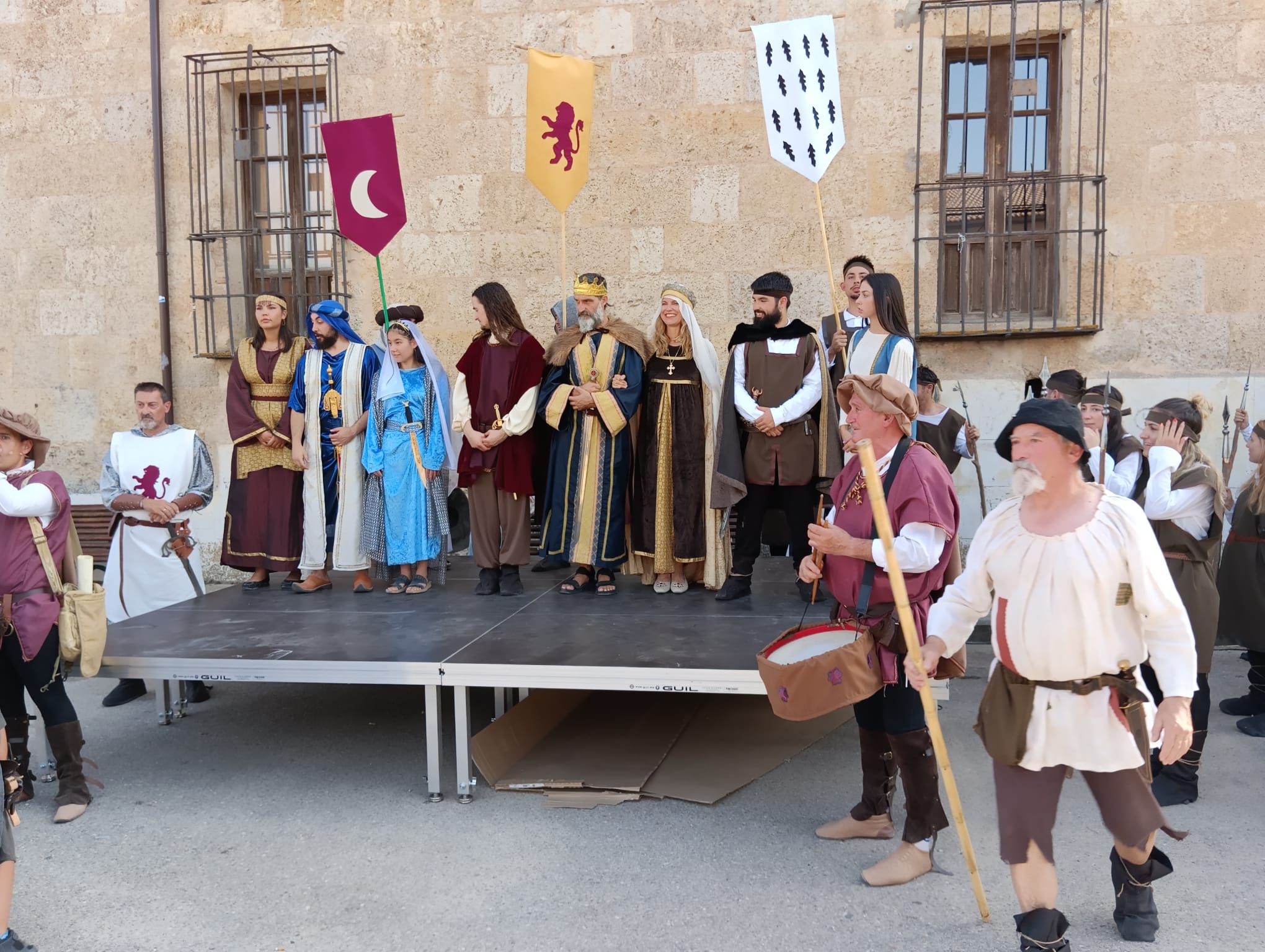 Los protagonistas al final del desfile, junto al palacio de Guzmán