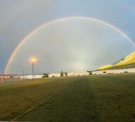 Espectacular arco iris en el transcurso del partido