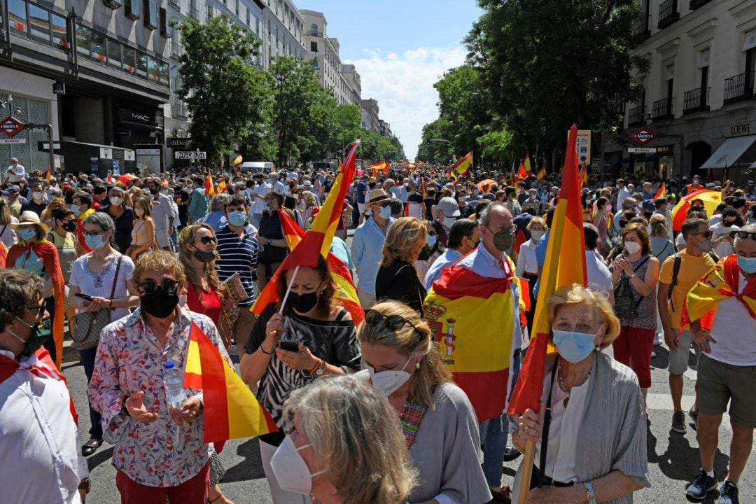 Vista general a la altura de la calle Goya de la manifestación convocada por la plataforma Unión 78 para mostrar su oposición a los indultos a los condenados por el procés