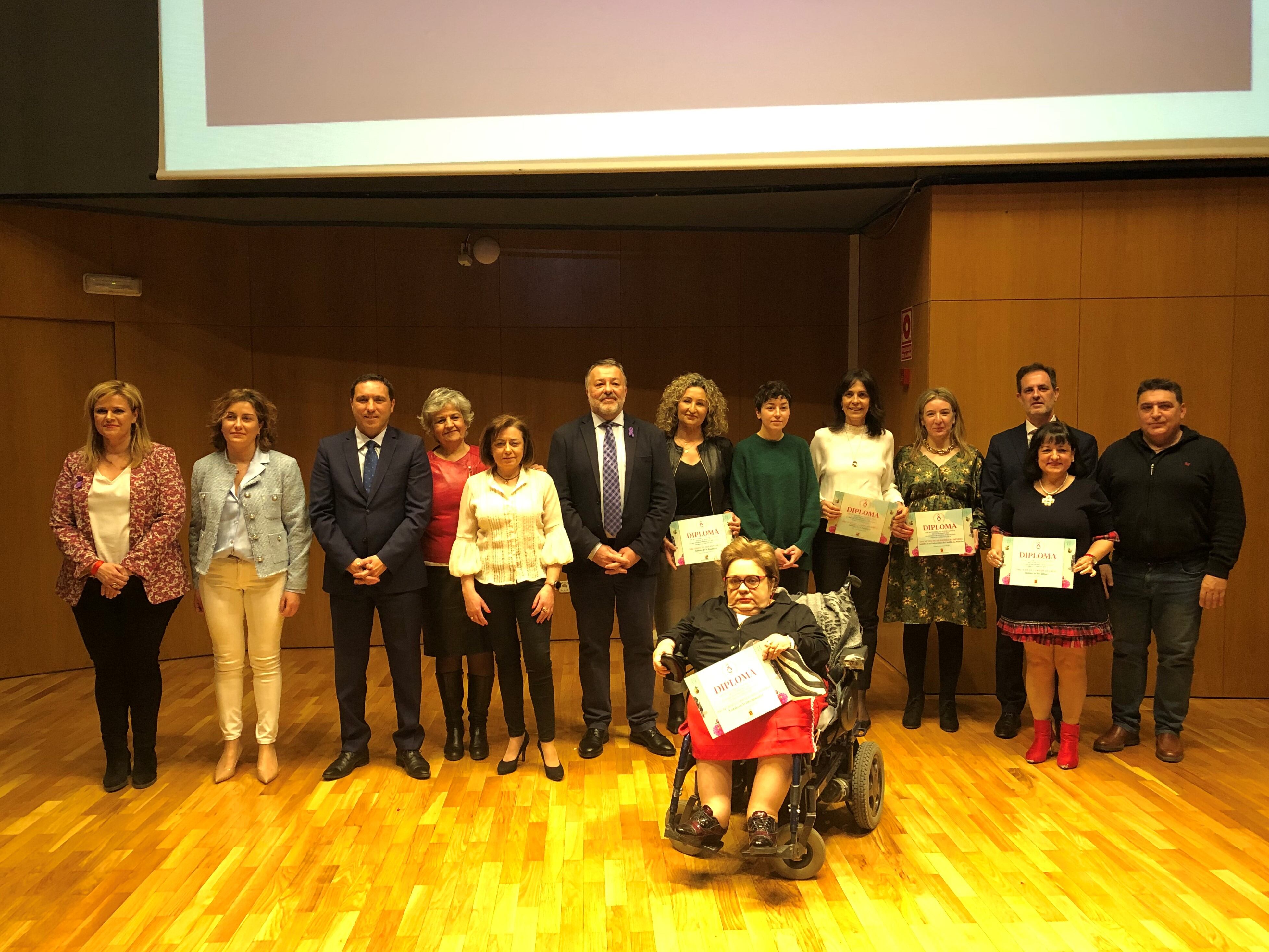 Foto de grupo del acto de reconocimiento a las mujeres celebrado en el Teatro Auditorio de Cuenca el 8 de marzo de 2023.