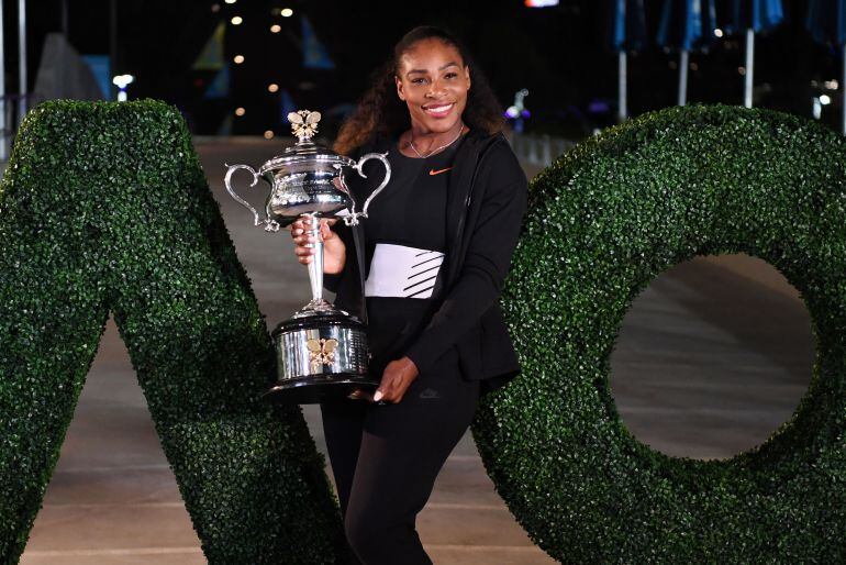 Serena Williams posa con el trofeo del Open de Australia