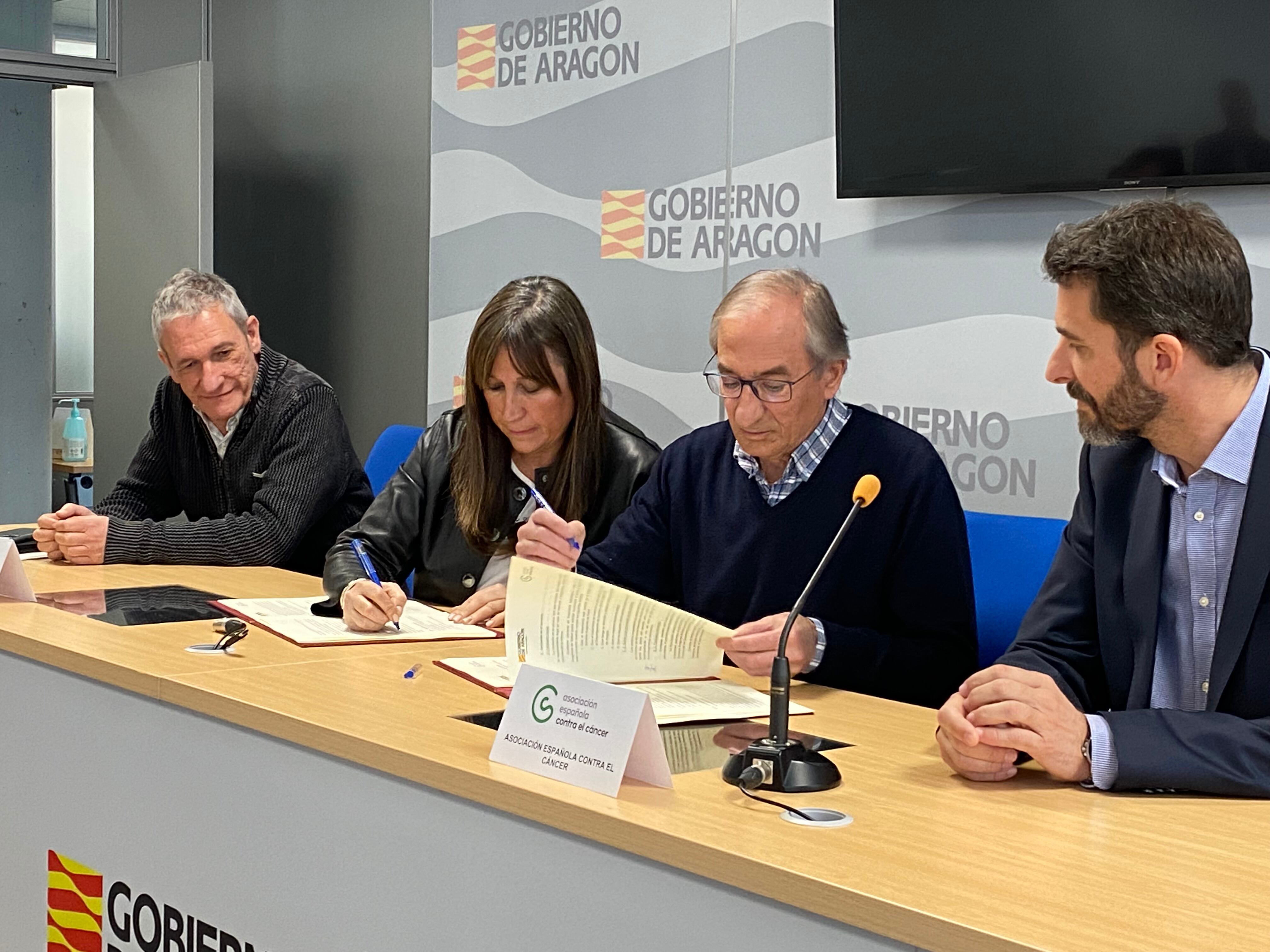 Firma de la renovación del convenio para el traslado de pacientes que reciben radioterapia por el Gobierno de Aragón y la Asociación Española Contra el Cáncer.