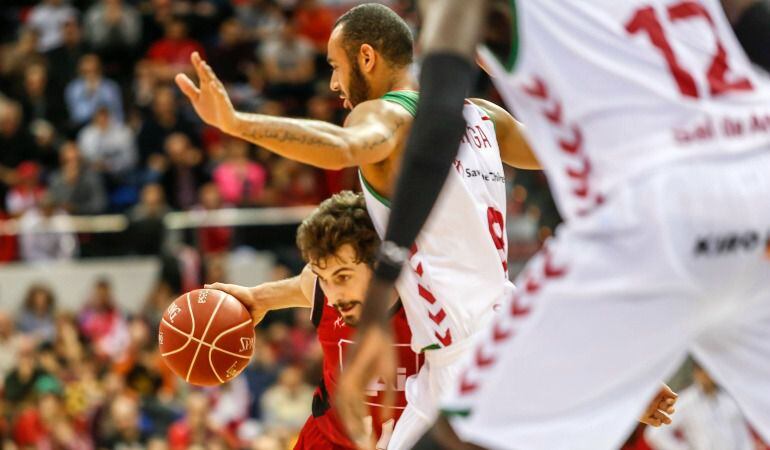 Adam Hanga defendiendo a Tomas Bellas en el Buesa Arena.
