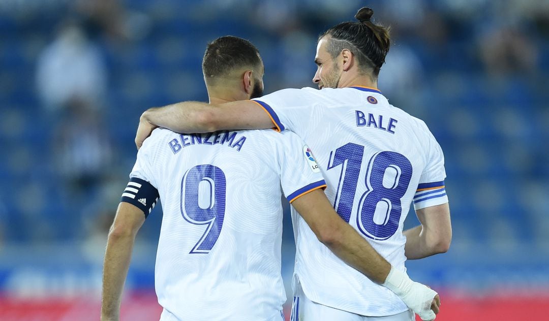 Benzema se abraza con Bale tras el primer gol del encuentro