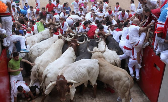 Un enorme tapón a la entrada de la plaza de toros de Pamplona producido por la caída de numerosos mozos impide el acceso de los toros al coso.