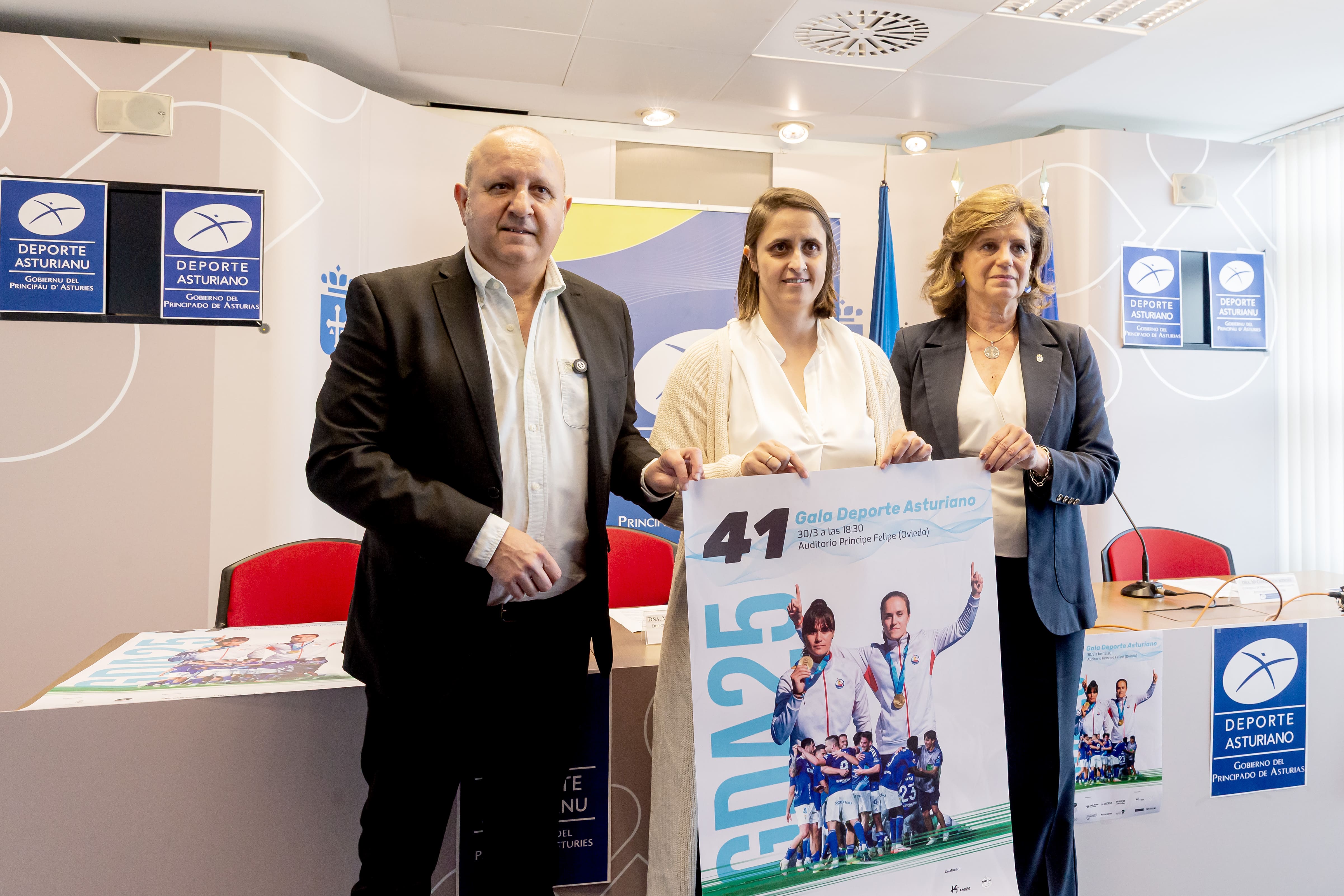 El presidente de la Asociación de la Prensa Deportiva de Asturias Manfredo Álvarez, la directora general de Deportes del Principado Manuela Ena Fernández y la concejala de Deportes de Oviedo Conchita Méndez, en la presentación de la 41 Gala del Deporte Asturiano.