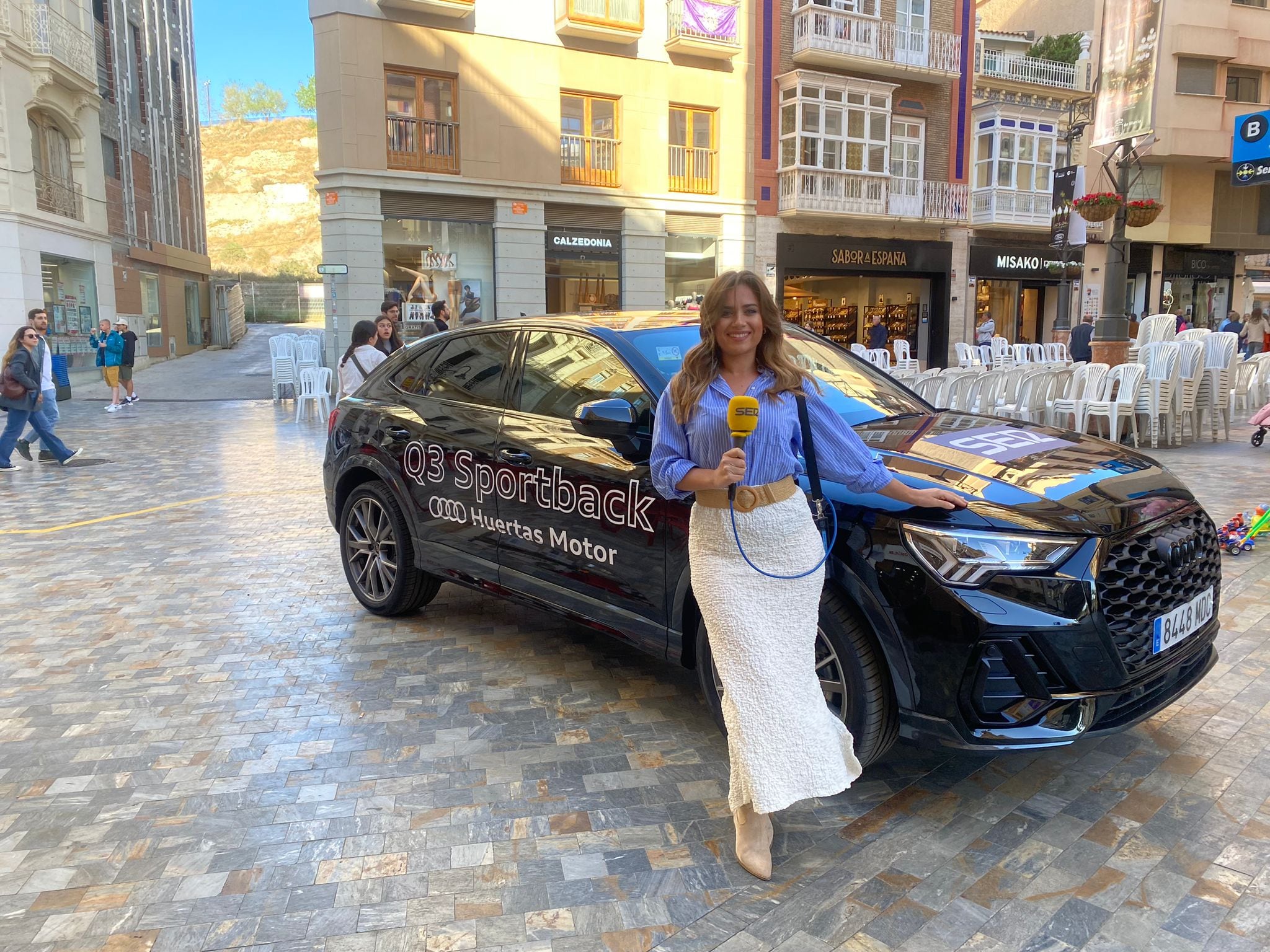 Nazaret Navarro junto al Audi Q3 de Huertas Motor