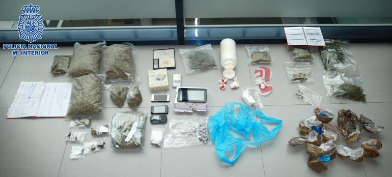 Alguno de los objetos y la droga incautada en la 'Operación Banco'