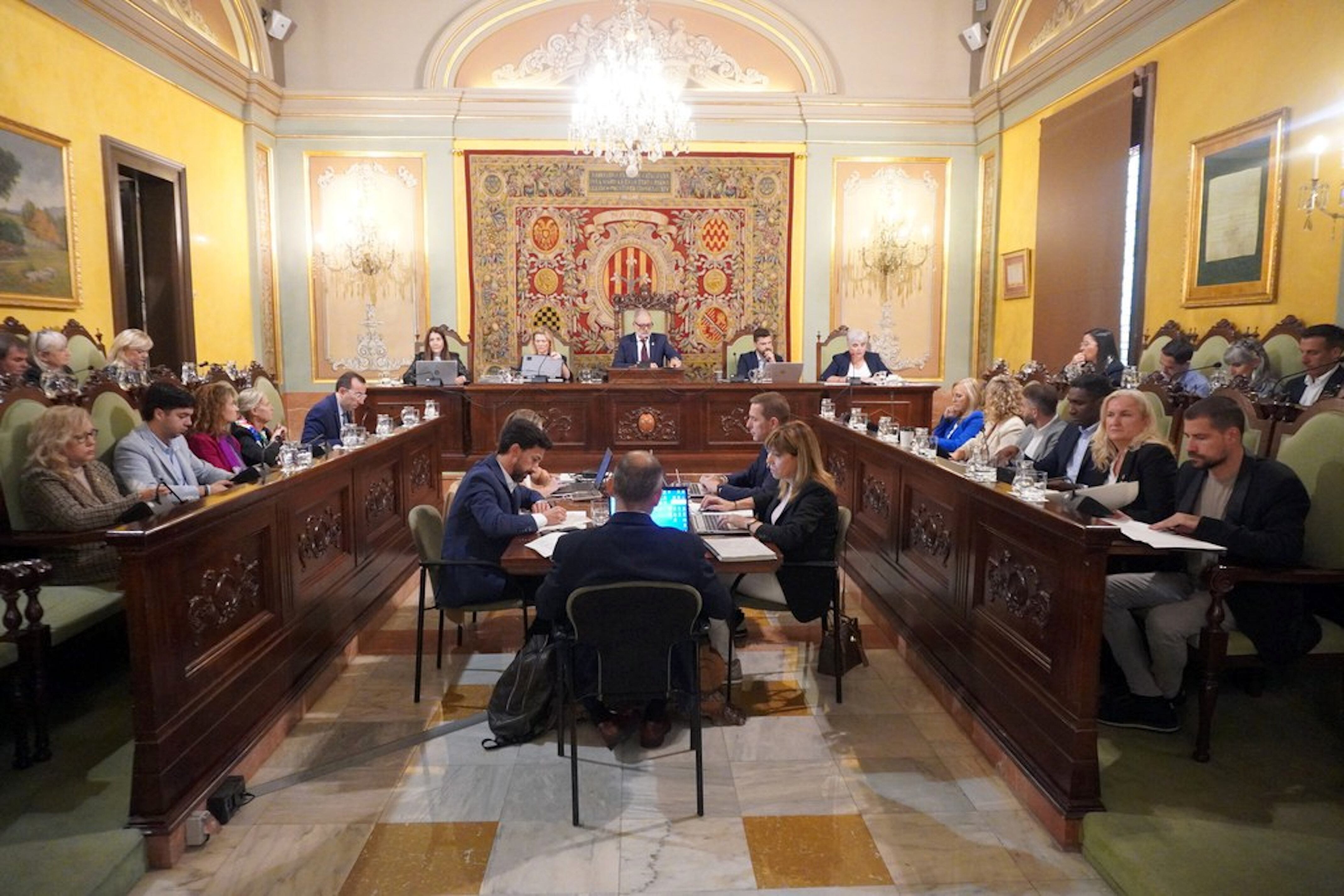 Imatge de l&#039;últim ple municipal, amb els regidors dels diferents grups que conformen la corporació.