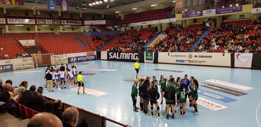 Valladolid y Elche durante un tiempo muerto de su partido