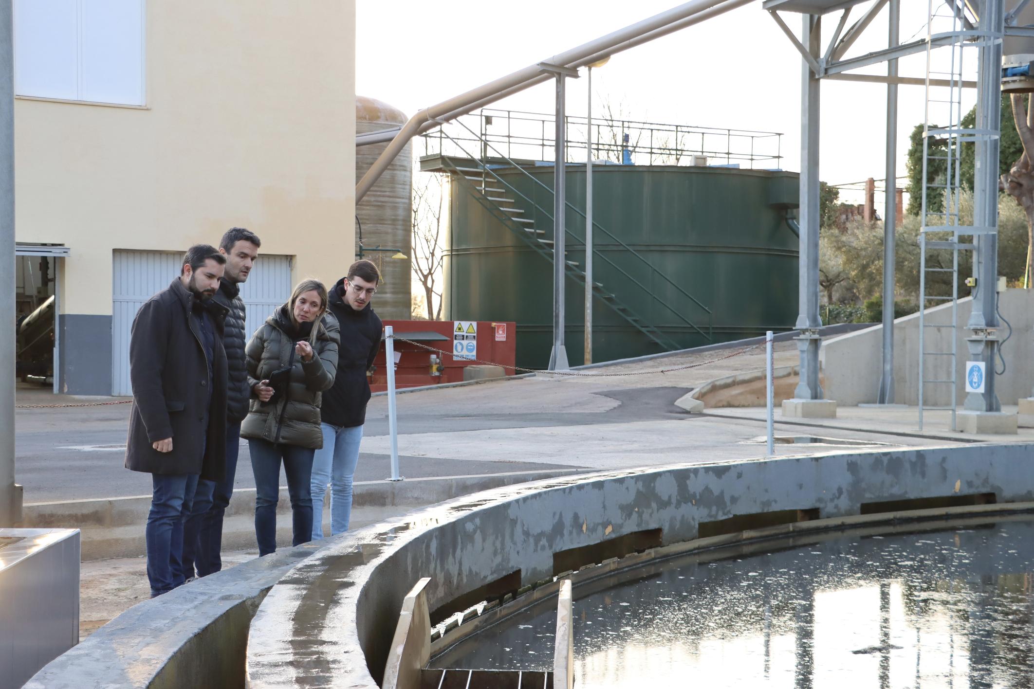 Samuel Falomir, alcalde de l´Alcora, acompañado por el concejal de Promoción Económica, Pablo Delgado, y personal técnico visitando las instalaciones de depuración