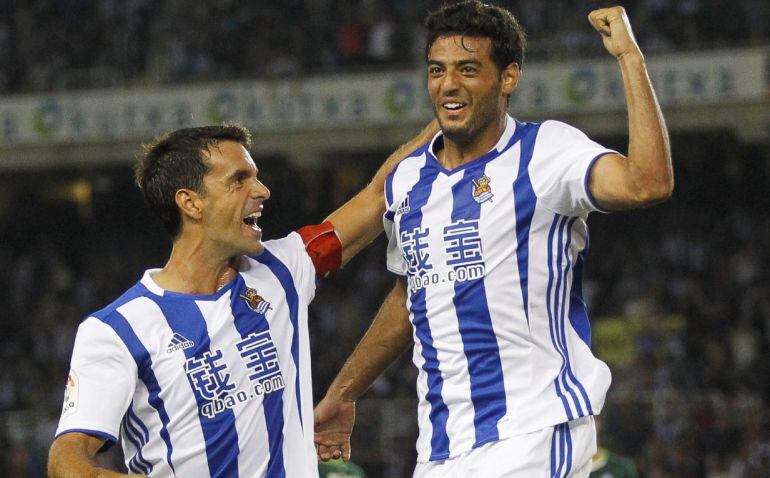 Xabi Prieto celebra con Carlos Vela el gol del triunfo contra el Betis