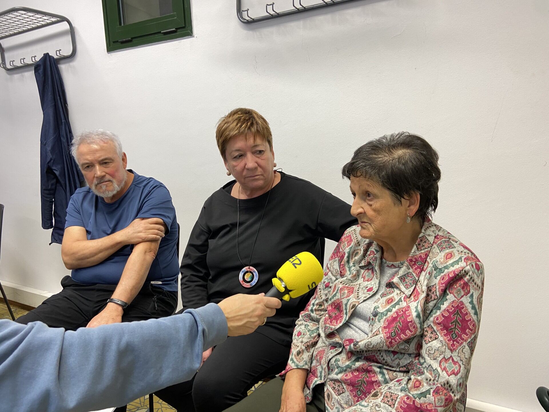 Luis, Alicia y Arrate son tres de los usuarios de los cursos de formación digital del KzGunea de Eibar