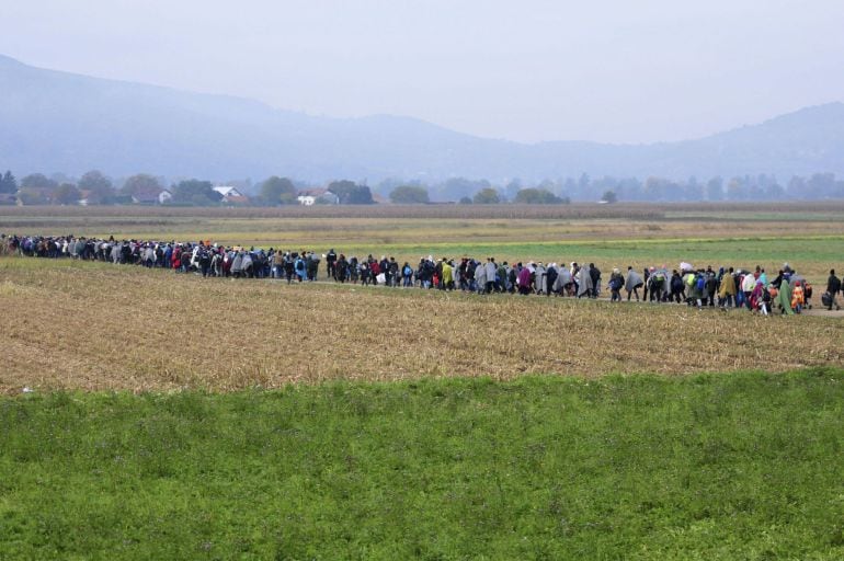 Refugiados se dirigen a centros de acogida en la frontera con Croacia en Rigonce