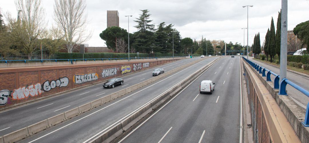 Carreteras vacías en el segundo día laborable del estado de alarma por el coronavirus en Madrid