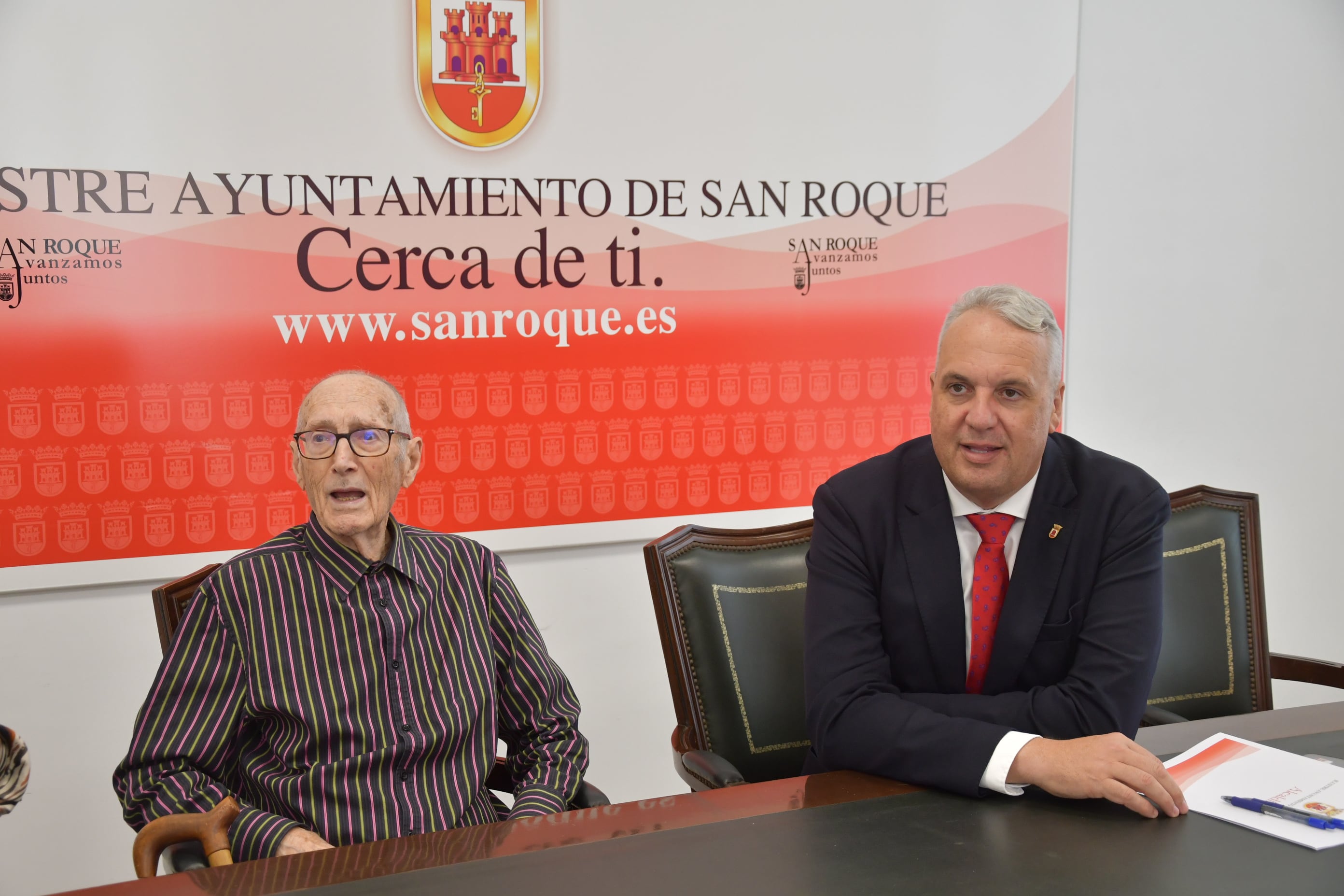 Andrés Vázquez de Sola y el acalde de San Roque Juan Carlos Ruiz Boix, durante una comparecencia en la que se habló del futuro museo que llevará el nombre de este intelectual sanroqueño.