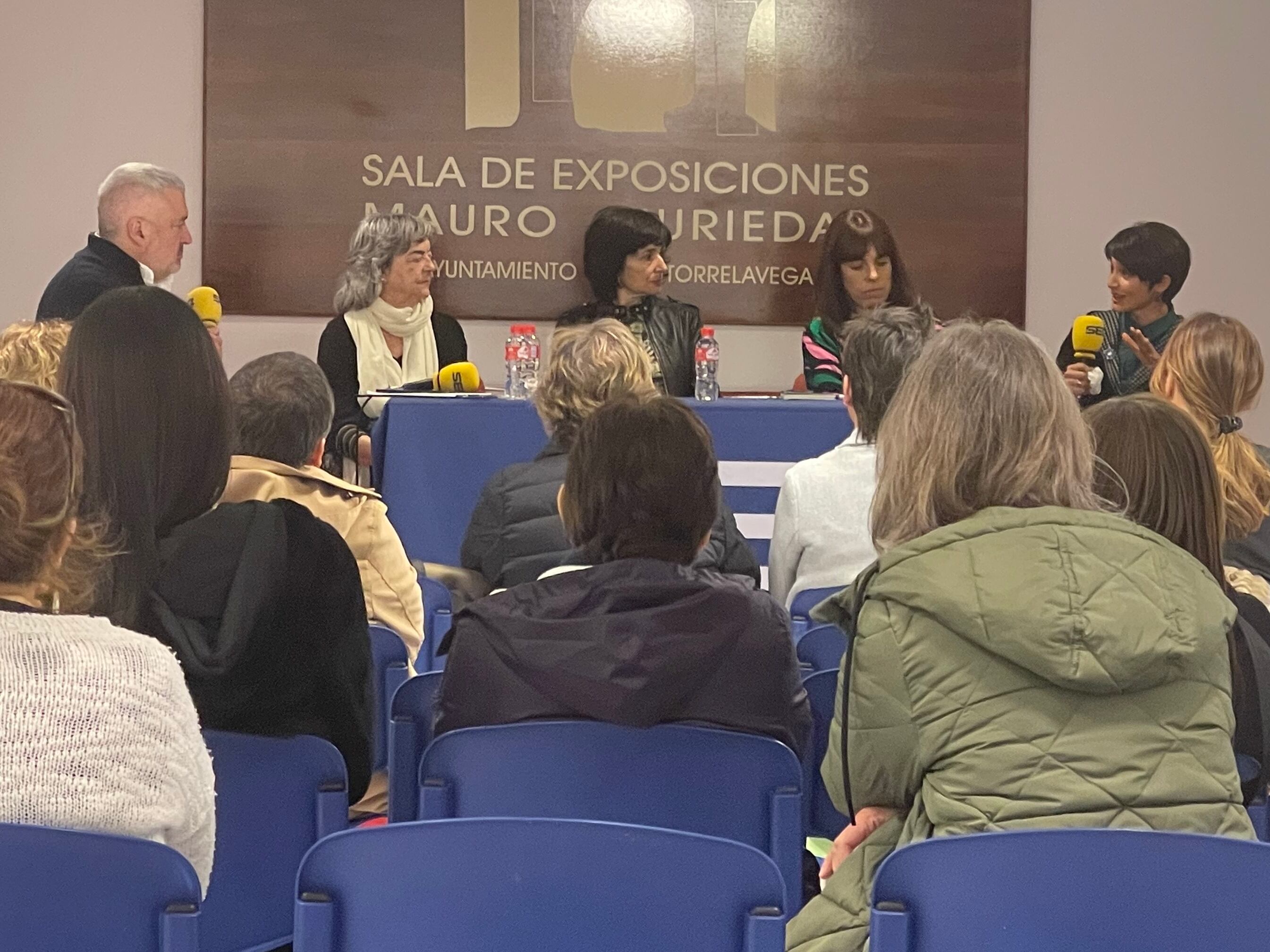 Desarrollo de la primera Jornada &#039;Mujeres que crean Cultura&#039; en Torrelavega.