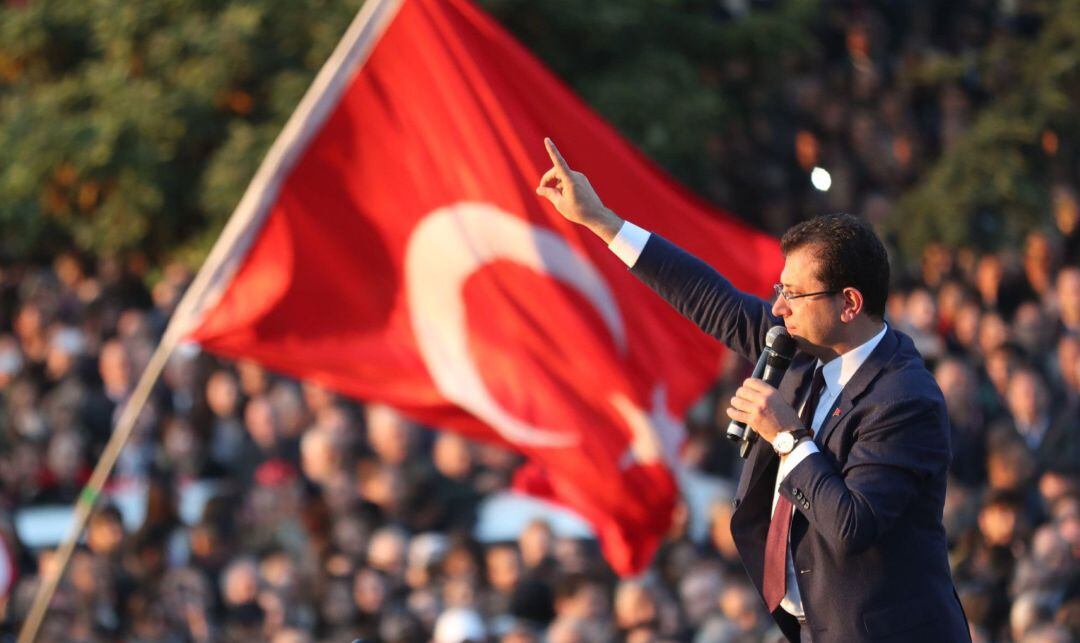 La Comisión Electoral de Turquía (YSK) ordenó este lunes la repetición de las elecciones municipales en Estambul, que ganó el socialdemócrata Ekrem Imamoglu, admitiendo así una demanda del islamista AKP, el partido del presidente turco Recep Tayyip Erdogan, según medios. 