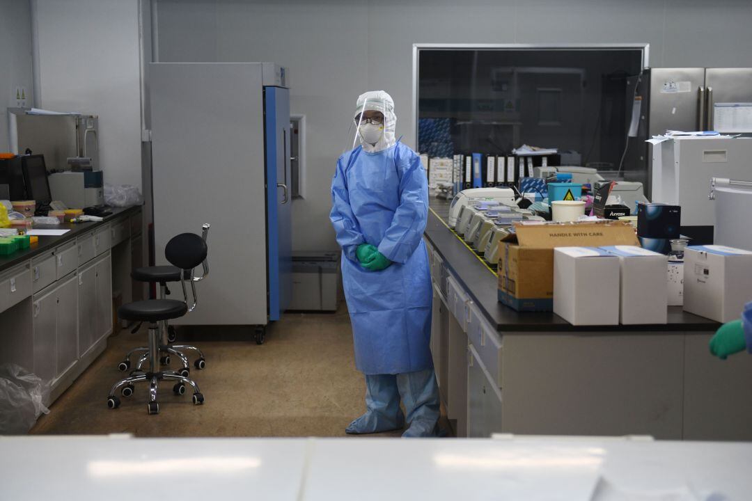 Esta foto tomada el 10 de abril de 2020 muestra a un técnico en un laboratorio de mezcla de muestras en CapitalBio Technology, una empresa con sede en Beijing que fabrica kits de pruebas médicas, en Beijing.  La empresa, que detectó por primera vez el nuevo coronavirus en muestras de Wuhan, se encuentra entre varias empresas que producen kits de prueba para el coronavirus COVID-19. 
 