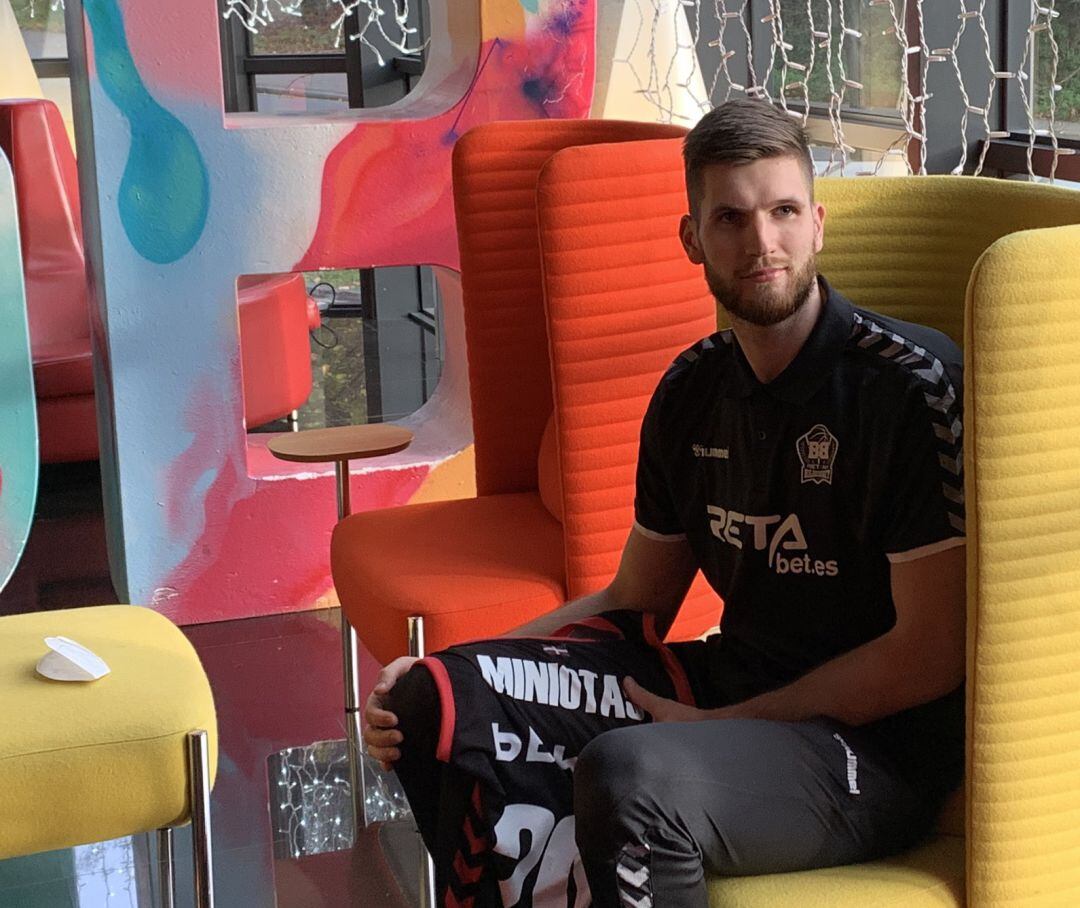 Regimantas Miniotas, el nuevo 'hombre de negro', posa en su presentación