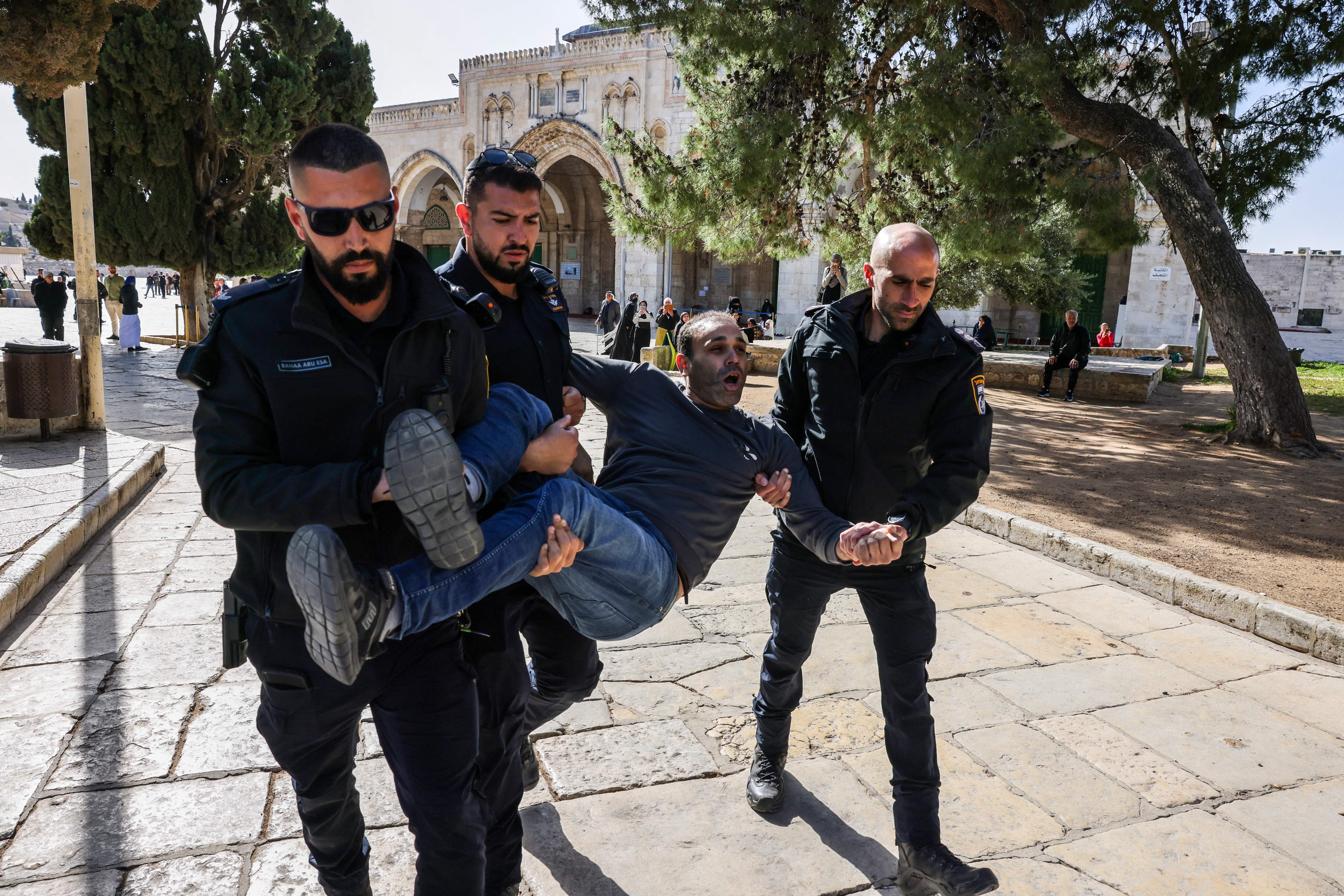 La policía israelí detiene a un palestino junto a la mezquita de Al Aqsa