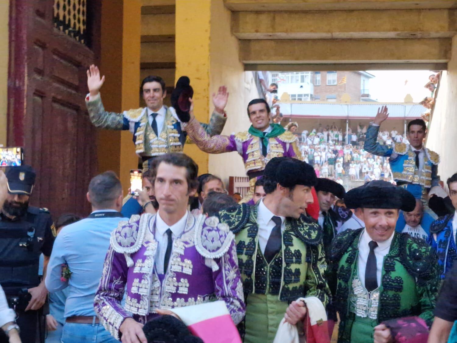 Perera, Emilio de Justo y Talavante saliendo a hombros en Huesca