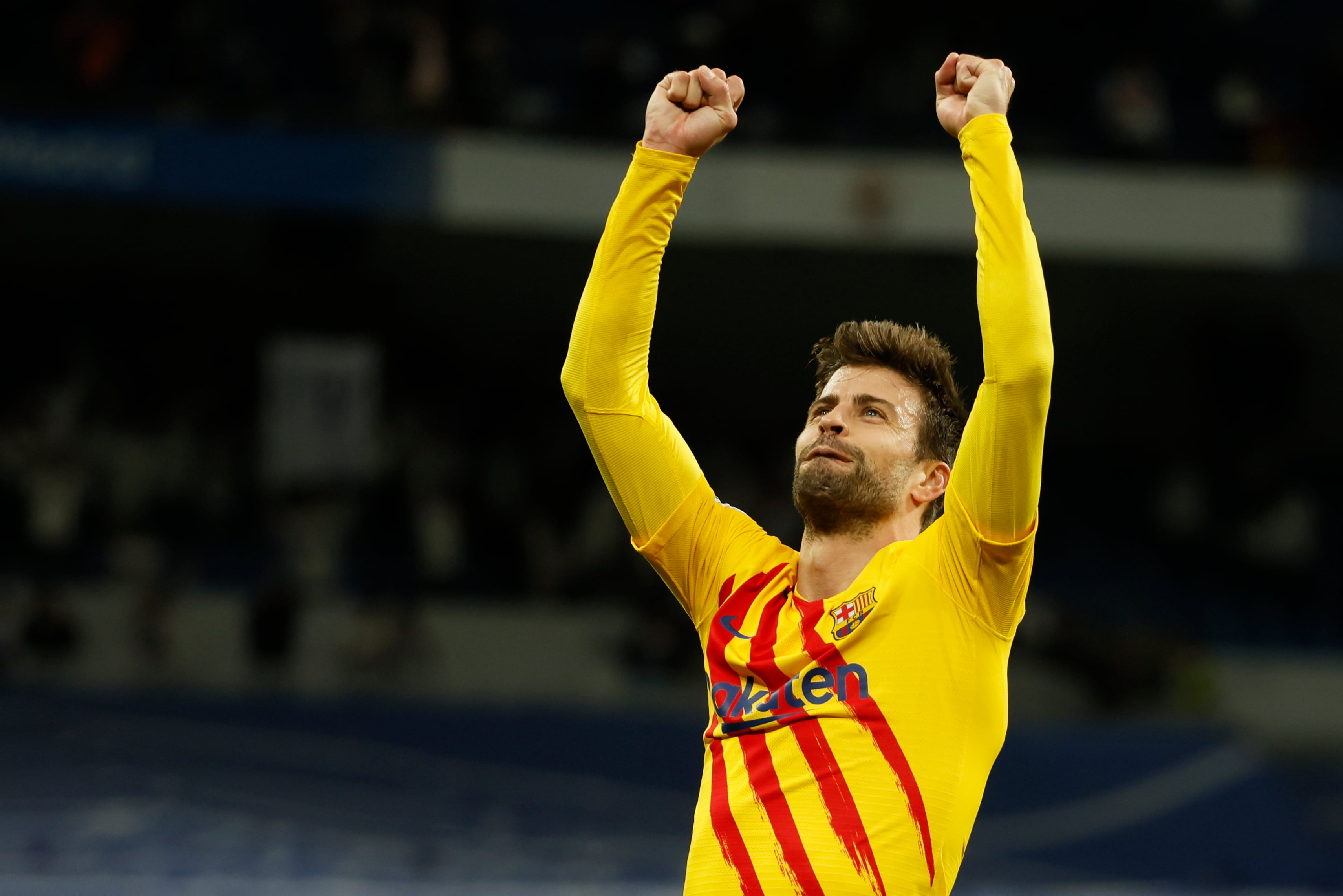 El defensa del FC Barcelona, Gerard Piqué, celebra su victoria ante el Real Madrid