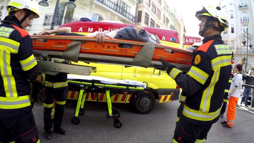 Agentes de los bomberos municipales de València en uno de los servicios de emergencia