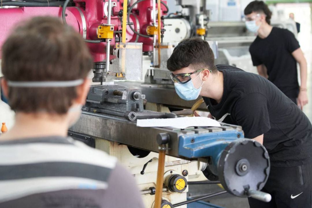 Jóvenes innovando en un taller 