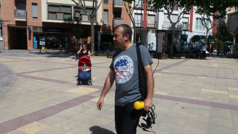 Nuestro técnico, Joaquín Sánchez, probando el micro inalámbrico