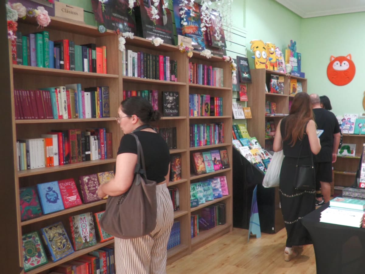 Éxito en las librerías de Elche por el Día de Sant Jordi