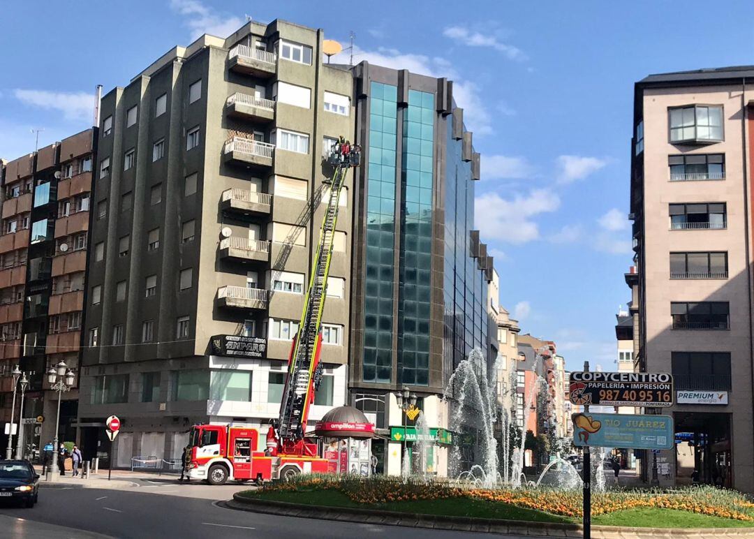 Los Bomberos de Ponferrada evalúan la fachada