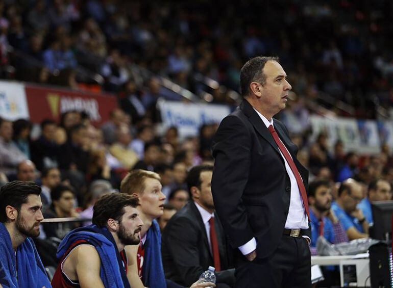 Andreu Casadevall siguiendo las evoluciones de su equipo en un partido de Liga ACB