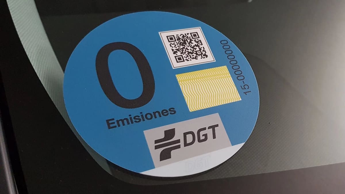 Multas a los usuarios de los coches eléctricos por aparcar en la zona ORA de Toledo: fin a las “bonificaciones”