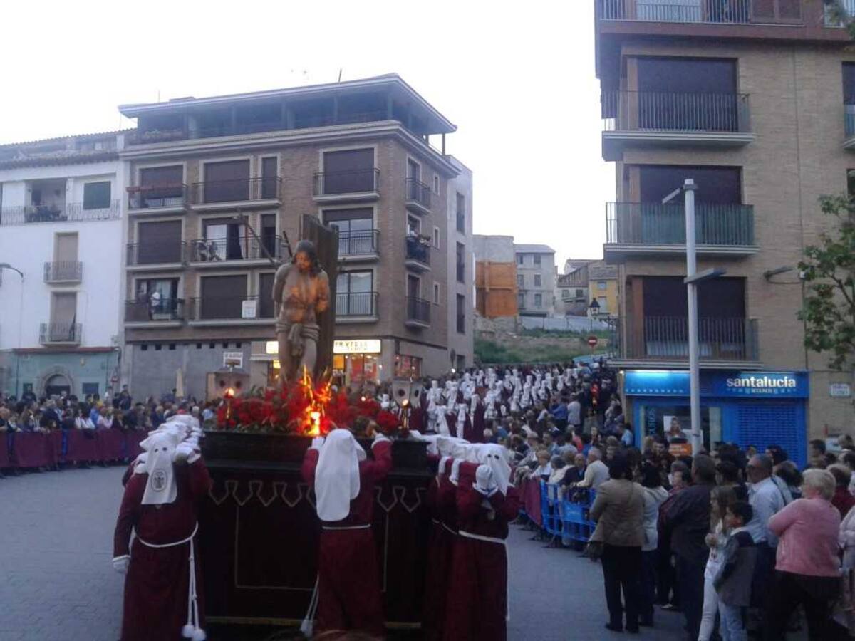 Dos mil quinientos cofrades participan en la procesión del Santo Entierro de Barbastro