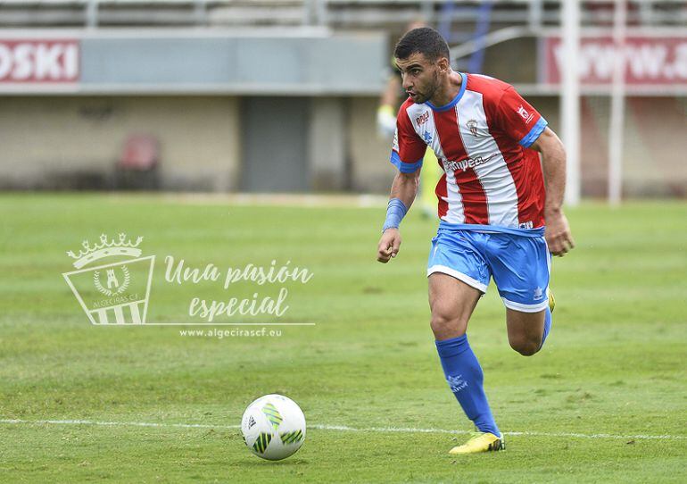 Dani Gallardo conduce el balón.