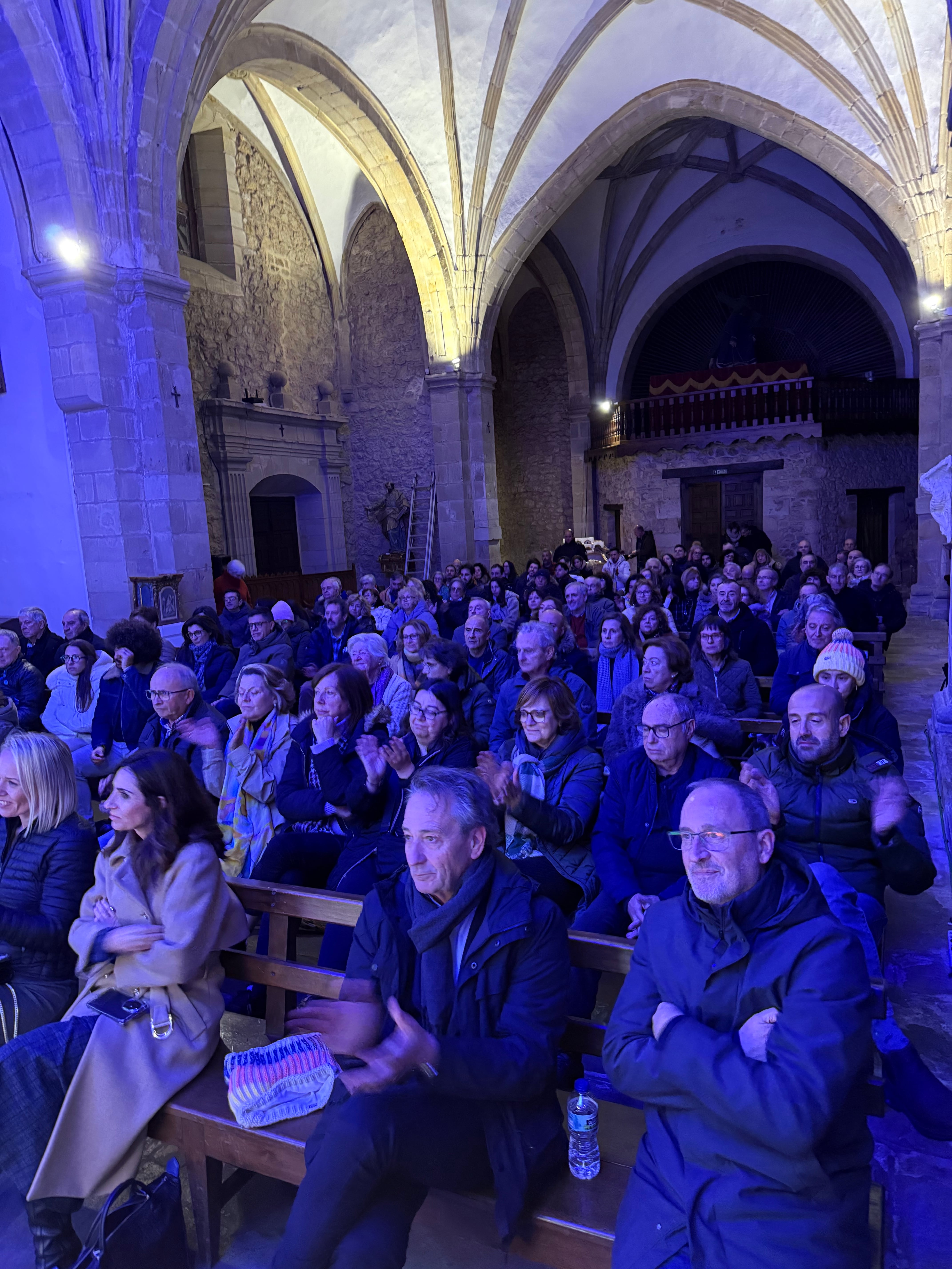 El público, que agotó las invitaciones en cuestión de horas, llenó el aforo disponible en el interior de la iglesia.