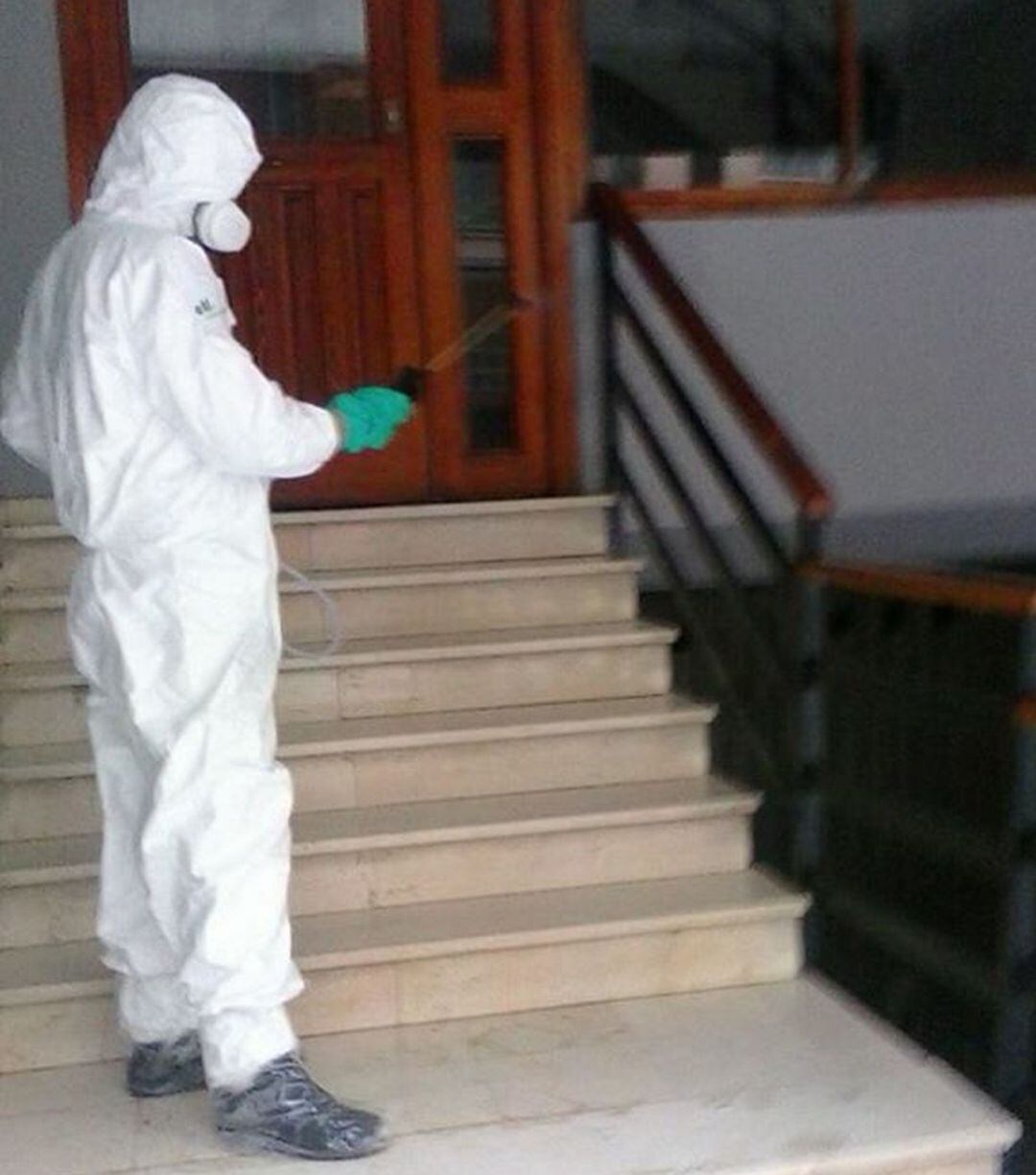 Trabajos de desinfección en los edificios públicos de Oliva 