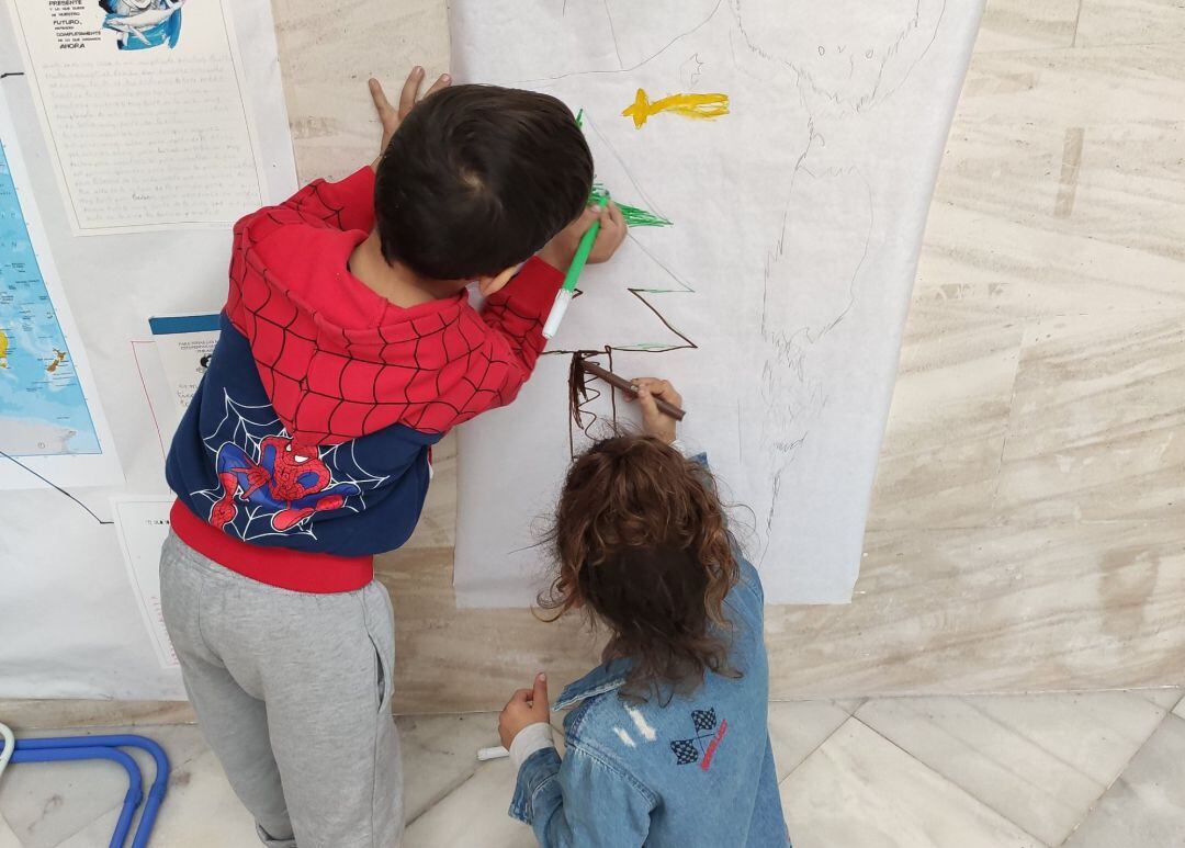 Unos niños participan en una actividad educativa.