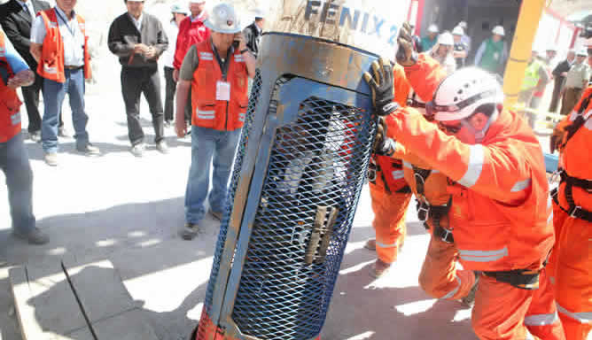 Rescate de uno de los mineros mediante la Cápsula Fénix