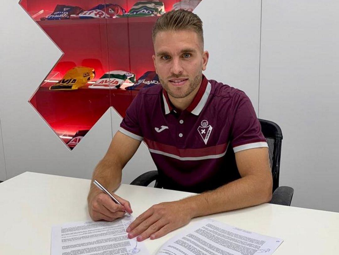 Kevin firma su nuevo contrato con el Eibar