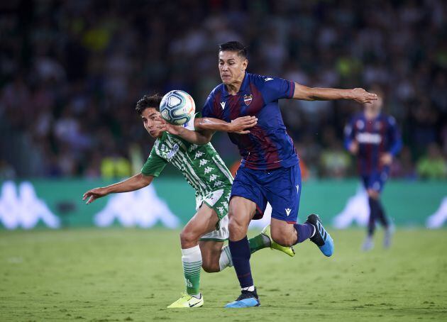 Óscar Duarte disputando un balón