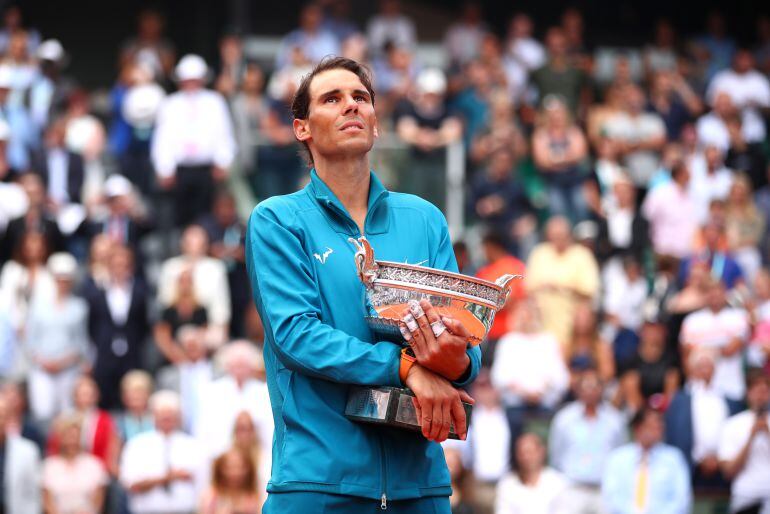 Nadal mira al cielo con la Copa de Mosqueteros en los brazos